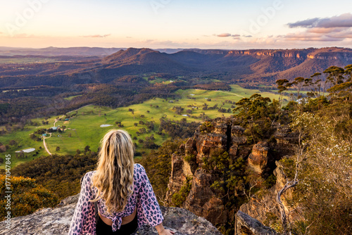Kanimbla valley views from Blue Mountains cliffs