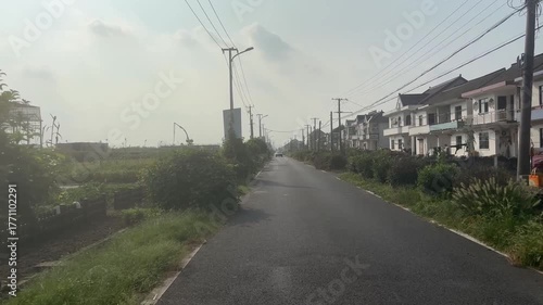 田舎の舗装道路と住宅が並ぶ農村の風景映像