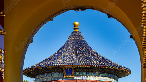 Cuadro en lienzo Traditional Chinese architectural pavilion with blue tiled roof seen through arc