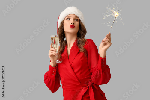 Young woman in Santa hat wi...
