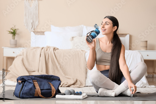 Sporty young woman with bot...