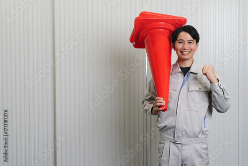 作業用着を着た若い男性　建設イメージ