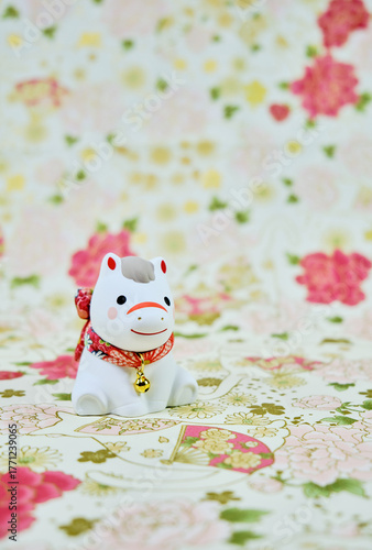 可愛い馬の置物と和柄の背景の年賀状素材