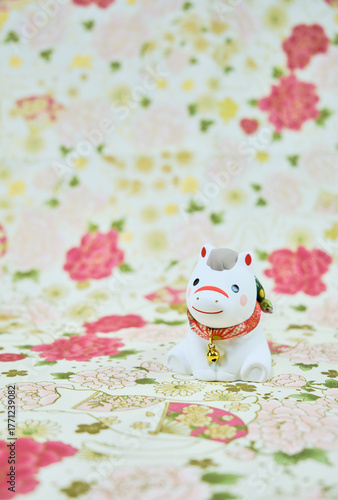 可愛い馬の置物と和柄の背景の年賀状素材