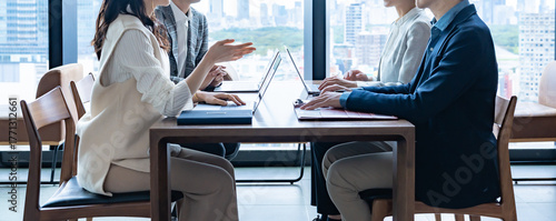 Photos 会議をする男女
