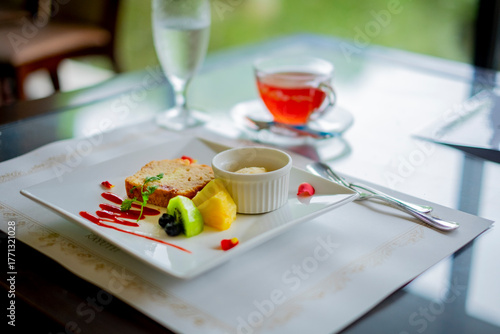 Foto パウンドケーキとアイスやフルーツ_ローズヒップティー