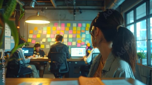 休憩中の女性、オフィス