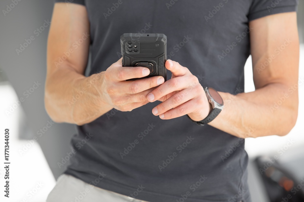 © BillionPhotos.com - Happy business man with phone, social media concept © BillionPhotos.com - Happy business man with phone, social media concept