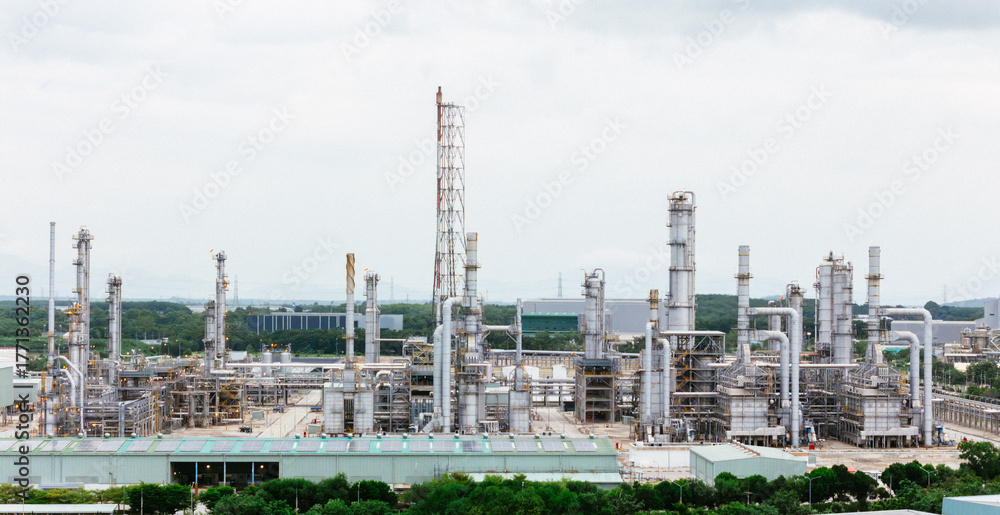 Obraz premium Refinery Building. Oil and Gas Power Energy Industrial. Petrochemical Plant Tower, Storage Tank And Pipeline.