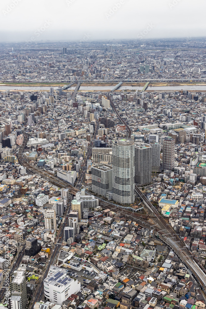 Obraz premium Birdview of Tokyo in Japan from the The Sakura Skytree tower. One of World's tallest towers of 634 meters.