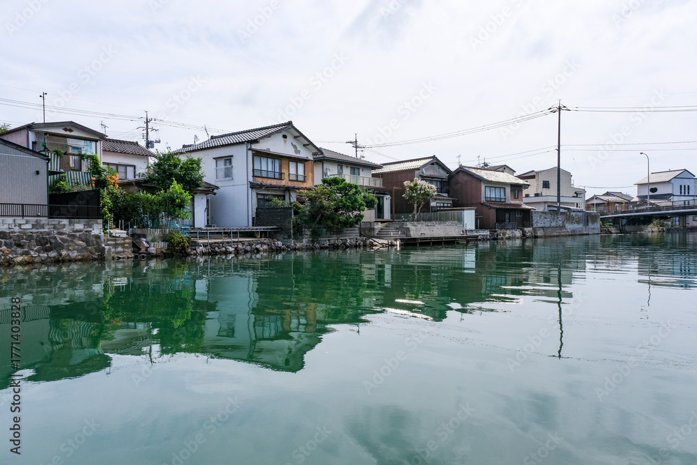 Fototapeta premium 隠岐の島の八尾川沿いに建つ戸建住宅