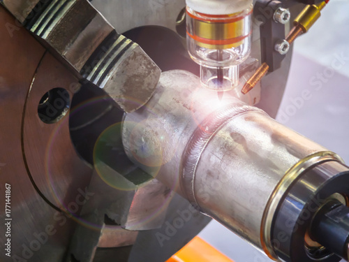 Welding process of a metallic pipe with precise laser application in a workshop setting