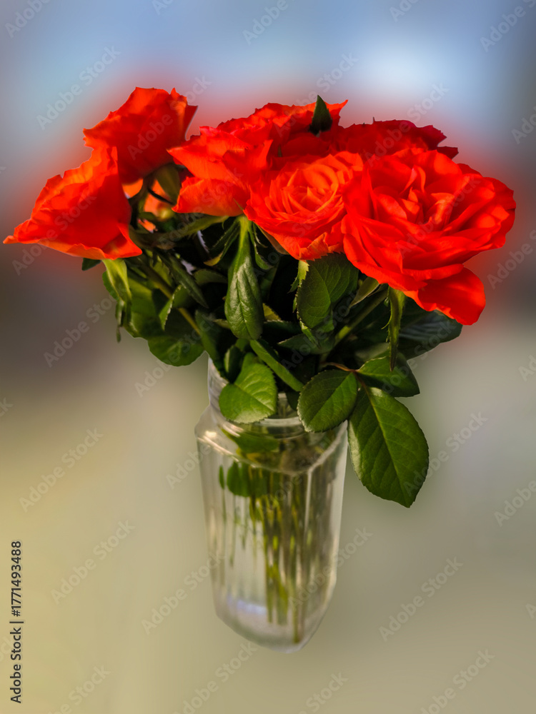 Obraz premium Bouquet de fleurs de roses dans un vase en cristal