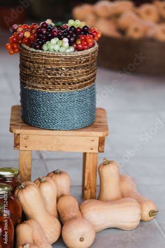 Seasonal vegetables and a wicker basket filled with vibrant harvests at the market. Autumnal naturalness, farm-fresh produce, and a cozy atmosphere.