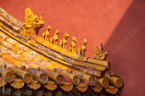 Tableau sur toile Eaves Beasts on Imperial Roof of Forbidden City with red wall background