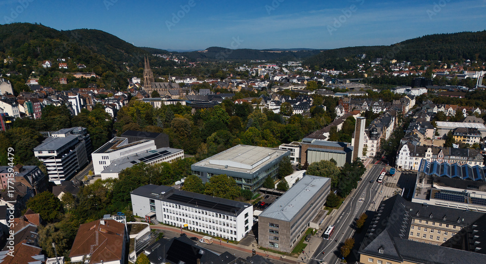 Obraz premium Aerial Cityscape with Buildings and Greenery