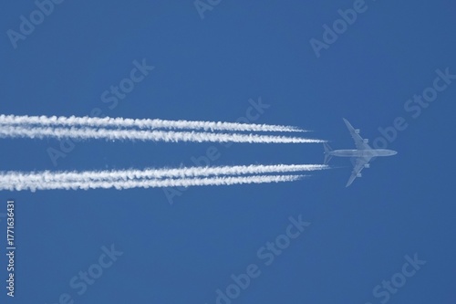 avion quadrimoteurs traces dans le ciel