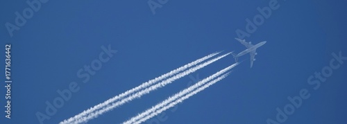 avion de ligne traces dans le ciel bannière