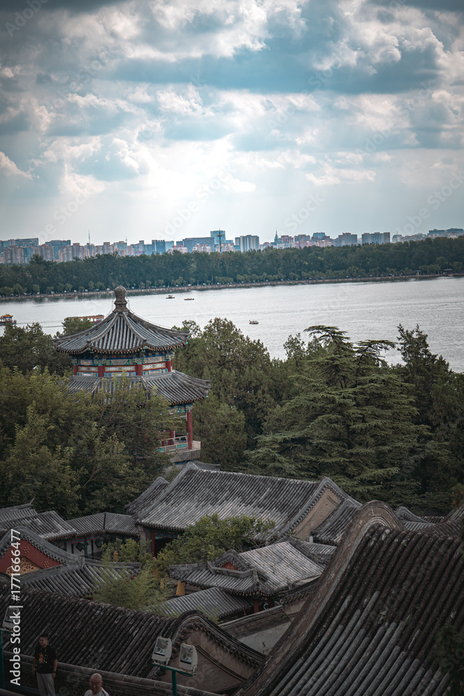 Obraz premium A close up of an ancient building in Beijing, China, at the Summer Palace. The image showcases intricate details. A view of the landscape around the structure.