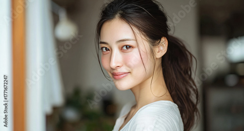 Wallpaper Mural 窓辺で優しく微笑む自然体の美しい日本人女性のポートレート Torontodigital.ca