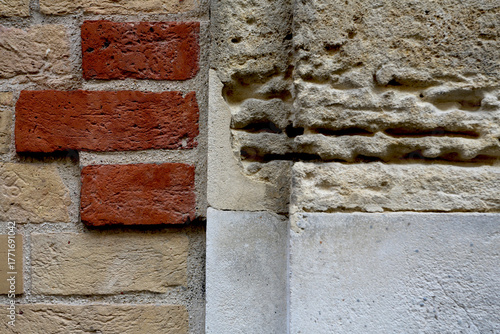 Mur avec mélange de pierre calcaire et de briques rouges
