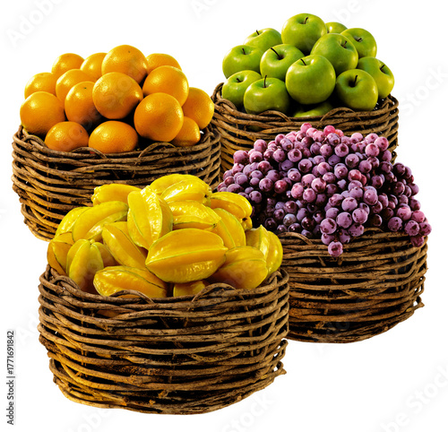 cesta de laranja, cesta de maçã verde, cesta de uva e cesta de carambola isolado em fundo transparente