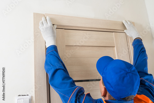 The master installs the door slats, close-up