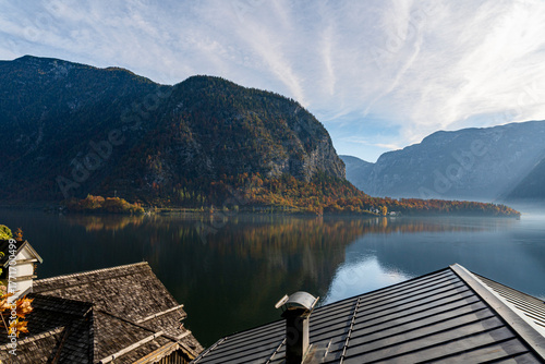 Foto Autumn Mountain Lake Landscape with Colorful Forest Reflection and Traditional R