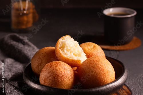 Foto Traditional Colombian buñuelo-fritter with coffee – rustic Latin American breakf