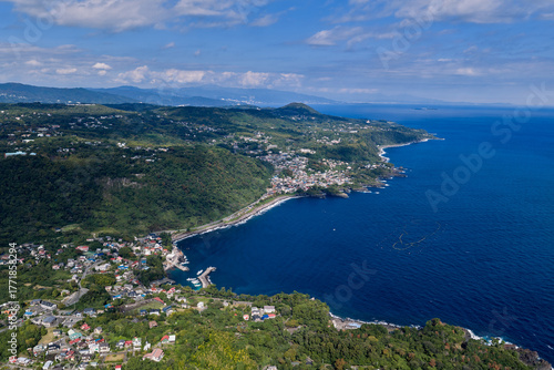 伊豆半島の美しい海岸線を望む空撮風景