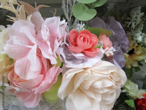 カラフルな造花の花束