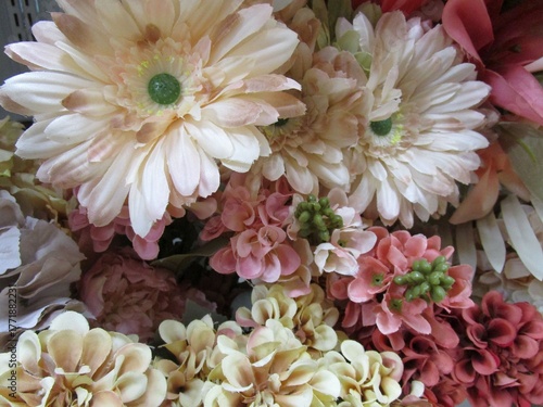 カラフルな造花の花束