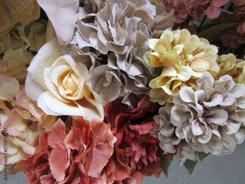 カラフルな造花の花束