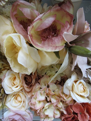 カラフルな造花の花束