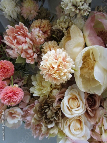 カラフルな造花の花束