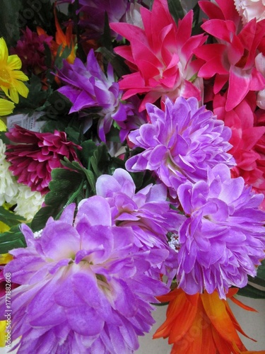 カラフルな造花の花束