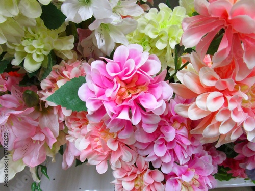 カラフルな造花の花束