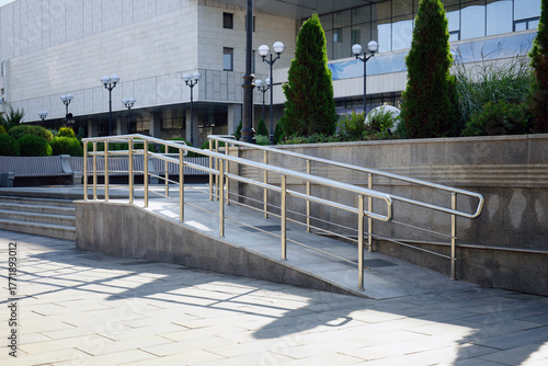 Fotografía Large ramp for wheelchair users at the entrance.
