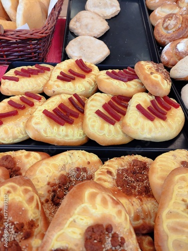 Silhouettes of people walking through the city streets, Siluetas de una personas caminando por las calles de la ciudad Siluetas de una personas caminando por las calles de la ciudad