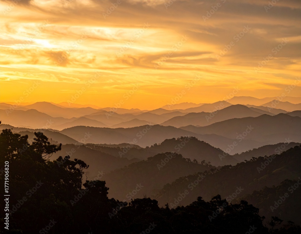 Obraz premium Breathtaking Sunset over Mountainous Landscape
