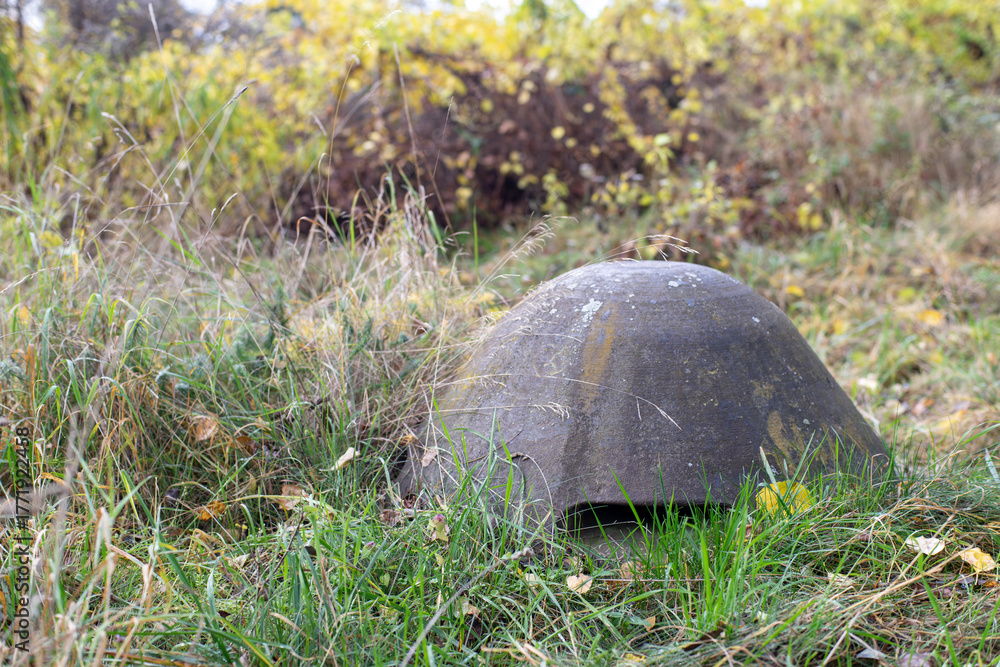 Obraz premium Mała stalowa kopuła starego powojennego bunkra 