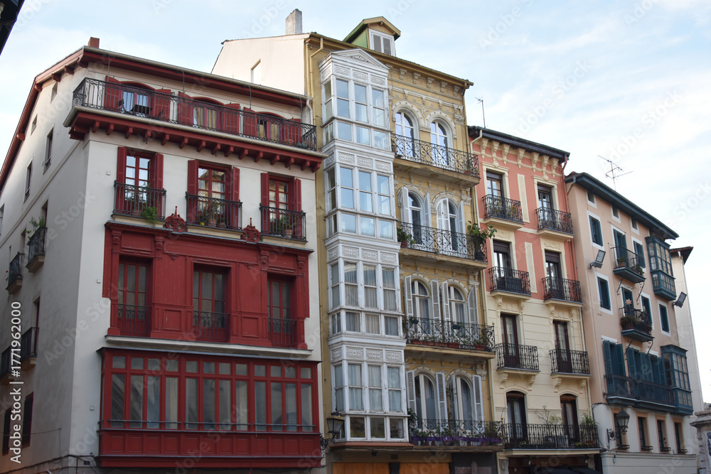 Obraz premium façades de vielles maisons quartier Casco Viejo, Bilbao, Espagne