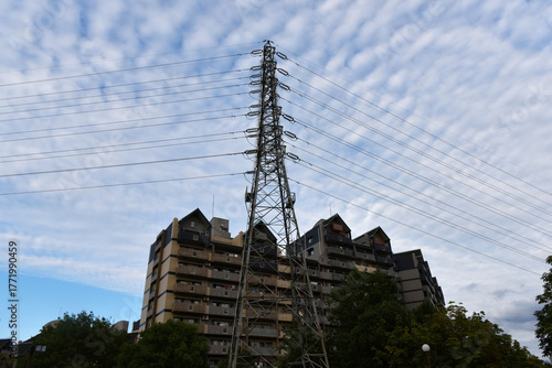 住宅街の送電鉄塔