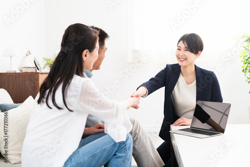 保険の勧誘を受ける熟年夫婦