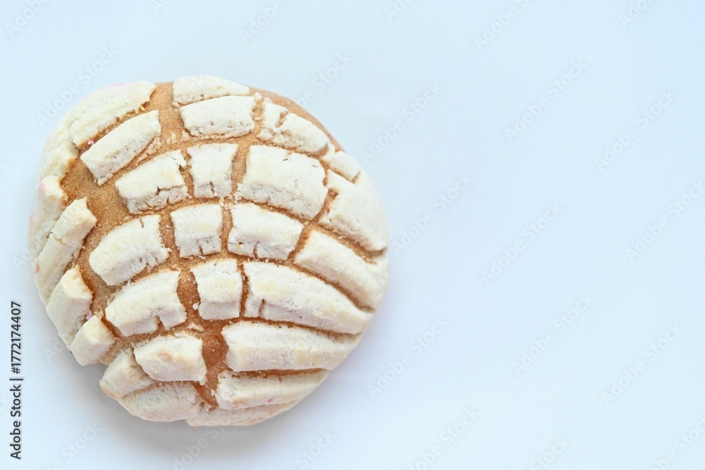 Foto Vanilla concha over white background and copy space.