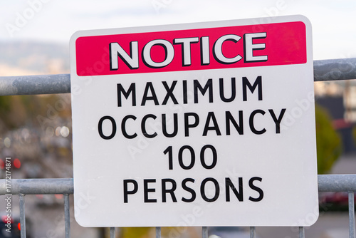 Fotografie A sign stating Notice Maximum Occupancy 100 Persons