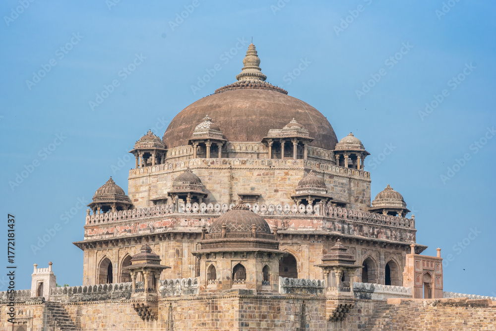 Obraz premium 16th-century sandstone tomb of Sher Shah Suri in Sasaram, Bihar, set on a lake with a grand dome and intricate Indo-Islamic architecture reflecting history and royal elegance.