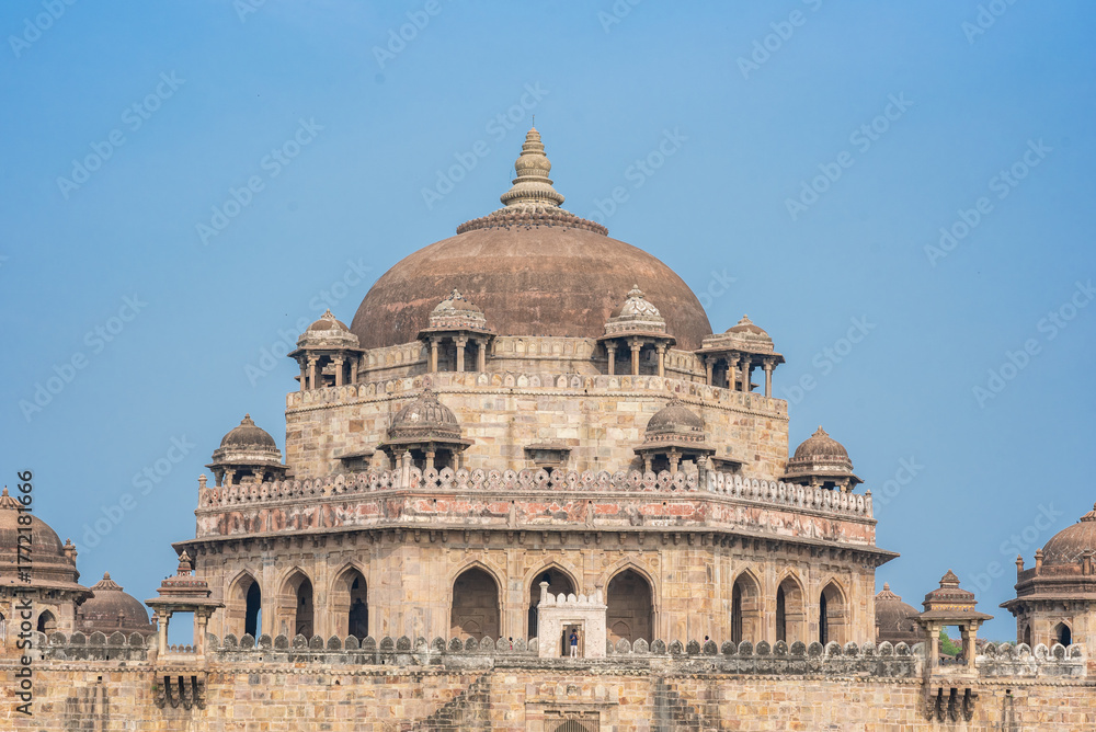 Obraz premium 16th-century sandstone tomb of Sher Shah Suri in Sasaram, Bihar, set on a lake with a grand dome and intricate Indo-Islamic architecture reflecting history and royal elegance.