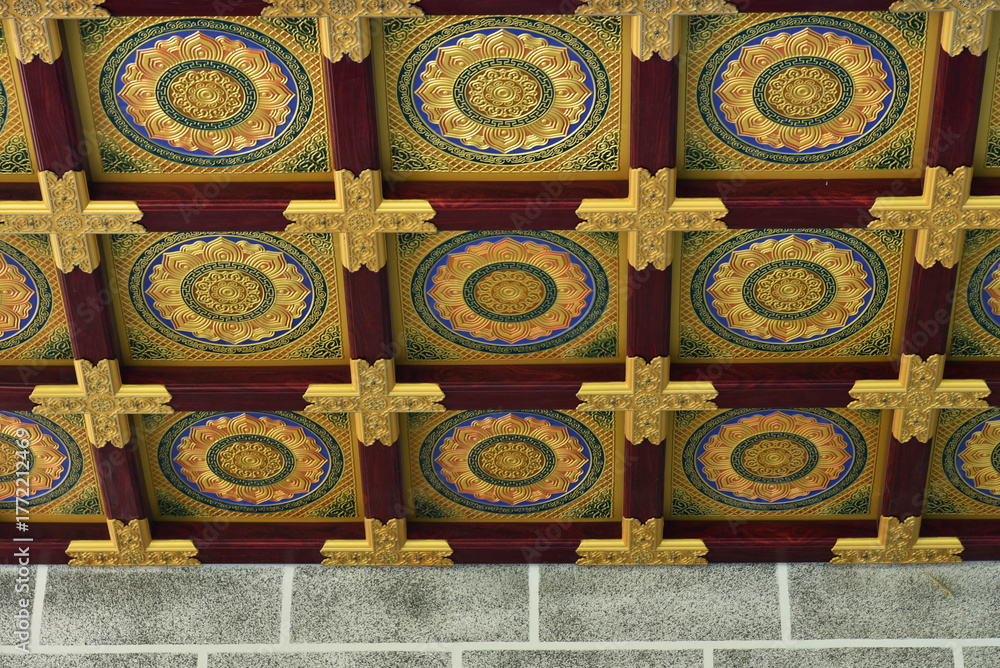 Obraz premium the ceiling ornament of a Chinese architectural building is shaped like a box with a circle inside it in gold.