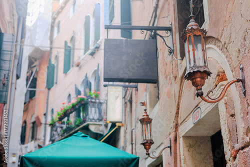 ベネチアの静かな通りの街並み、看板